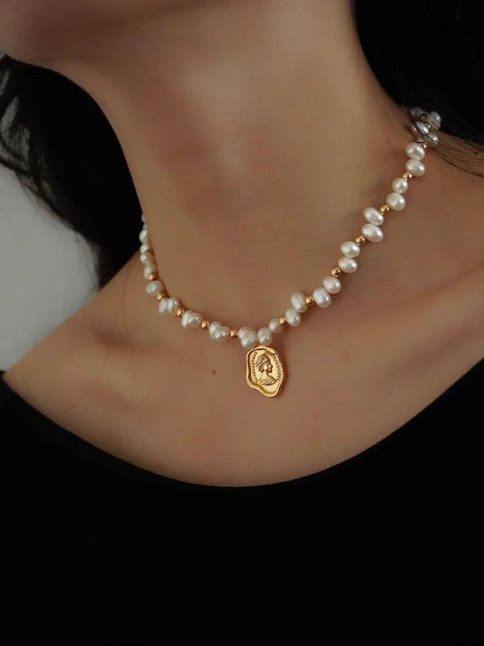 Elizabeth's Portrait Pearls Necklace - Cuddlydigit